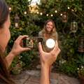 Luz LED portátil para celular utilizada para fotografiar un retrato en un jardín al atardecer